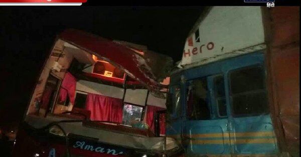 शाहजहांपुर में सड़क हादसा, 18 लोग घायल शाहजहांपुर में सड़क हादसा, 18 लोग घायल