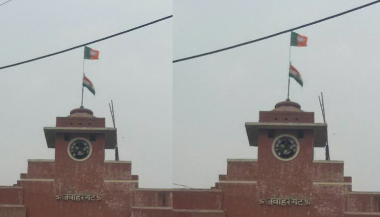 बीजेपी का असली देश प्रेम, तिरंगा से ऊपर बीजेपी का झंडा