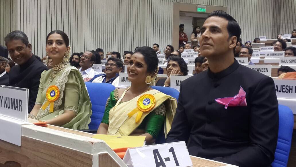 नेशनल फिल्म अवॉर्ड समारोह : राष्ट्रपति के हाथों अक्षय कुमार और सोनम कपूर को मिला पुरस्कार नेशनल फिल्म अवॉर्ड समारोह : राष्ट्रपति के हाथों अक्षय कुमार और सोनम कपूर को मिला पुरस्कार