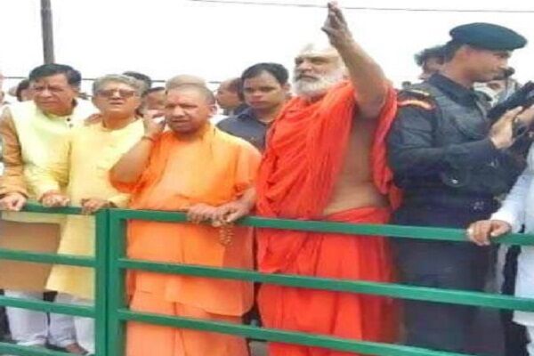 CM योगी आदित्यनाथ पहुंचे अयोध्या, किए रामलला के दर्शन, सरयू आरती का किया ऐलान CM योगी आदित्यनाथ पहुंचे अयोध्या, किए रामलला के दर्शन, सरयू आरती का किया ऐलान
