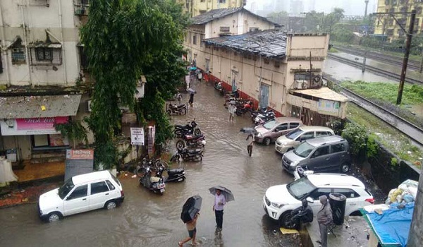 मुंबई में भारी बारिश से रेल, हवाई यातायात ठप, मौसम विभाग ने दी चेतावनी