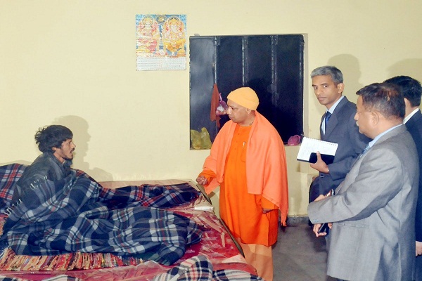 हांड- कंपाती ठण्ड में राजपथ से जनपथ तक दौड़े-योगी