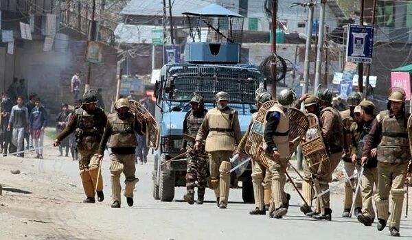 जम्मू-कश्मीर में CRPF जवान पर हमला करने के मामले में पुलिस ने दर्ज किया FIR