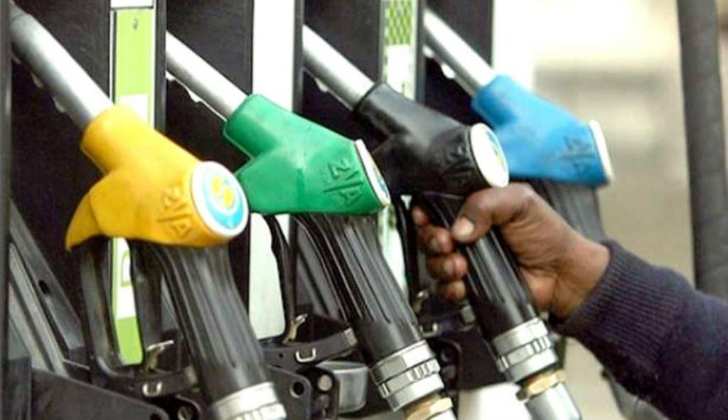 Petrol and Diesel price: श्रीलंका में पेट्रोल 20 और डीजल 15 रुपये महंगा, क्रूड में तेजी के बाद कीमतों में लगी आग