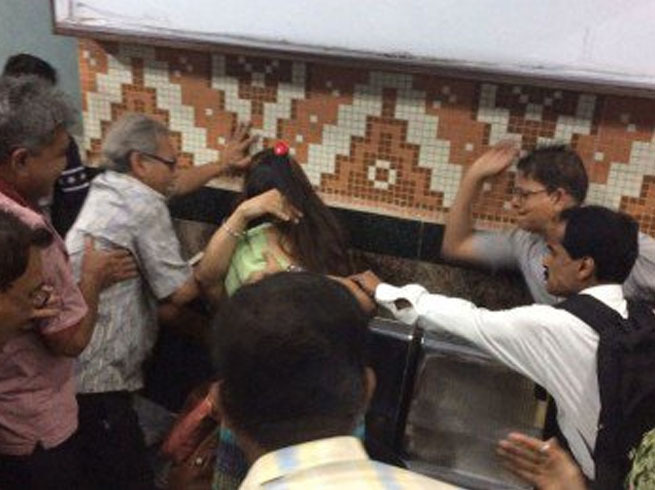 मेट्रो में गले मिल रहे कपल की भीड़ ने कर दी पिटाई!