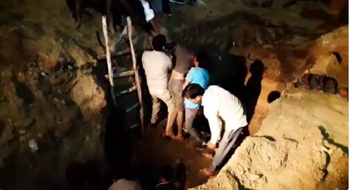 बरेली में बड़ा हादसा, खुदाई के दौरान मिट्टी की डांग गिरने से 6 मजदूरों की मौत, 2 गंभीर घायल बरेली में बड़ा हादसा, खुदाई के दौरान मिट्टी की डांग गिरने से 6 मजदूरों की मौत, 2 गंभीर घायल