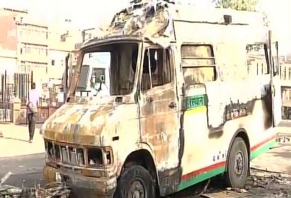 जयपुर में पुलिस और प्रदर्शनकारियों में खूनी झड़प, फायरिंग में एक शख्स की मौत जयपुर में पुलिस और प्रदर्शनकारियों में खूनी झड़प, फायरिंग में एक शख्स की मौत