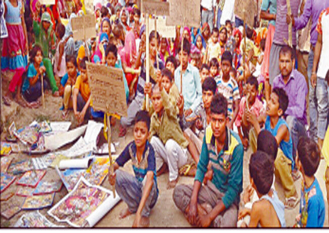 2000 दलित मुस्लिम धर्म अपनाने को तैयार, क्षेत्र में मचा है हड़कम्प 2000 दलित मुस्लिम धर्म अपनाने को तैयार, क्षेत्र में मचा है हड़कम्प