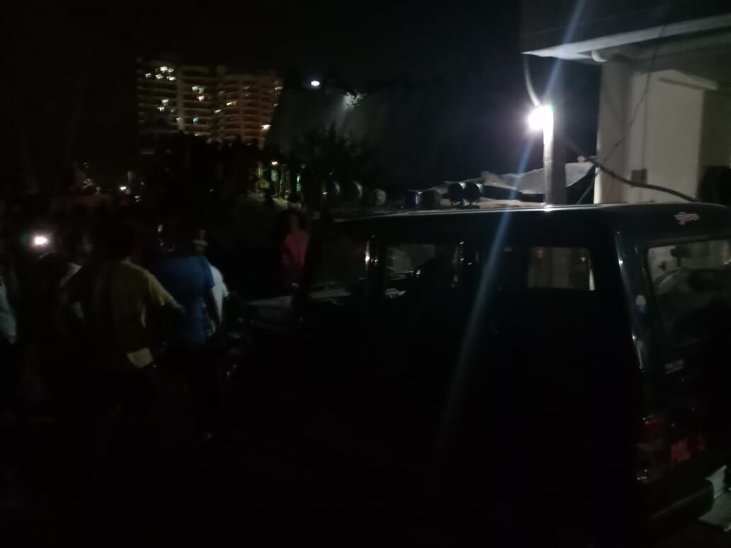 नोएडा में दो बिल्डिंग गिरी, कई लोंगों के दबे होने की आशंका, सीएम योगी ने डीएम से ली जानकारी