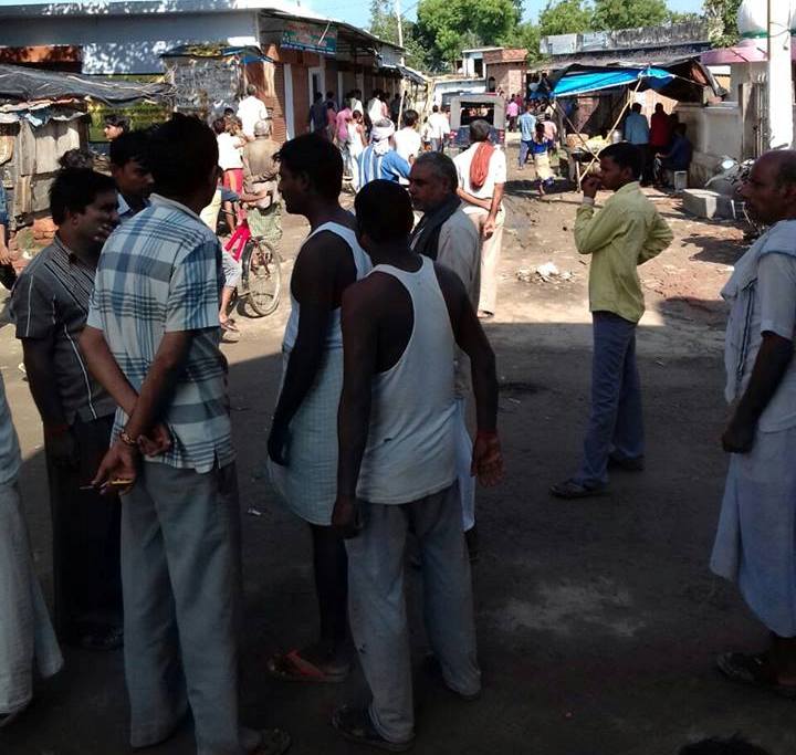 हरदोई के हरियावां बाजार में मारपीट के दौरान चली गोली, दो लोग गंभीर रूप से घायल पुलिस मौके पर हरदोई के हरियावां बाजार में मारपीट के दौरान चली गोली, दो लोग गंभीर रूप से घायल पुलिस मौके पर