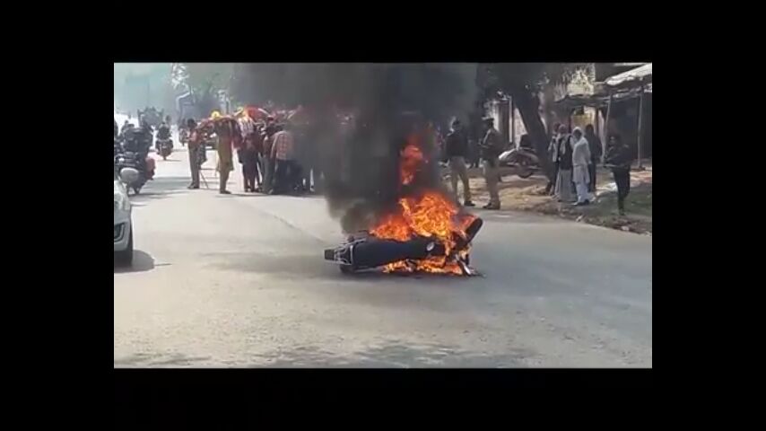 गुस्साए कावडियों का हंगामा, बाइक में लगाई आग