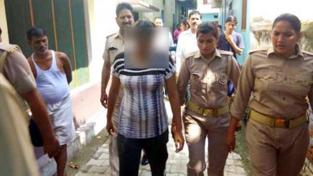 महिला कांस्टेबल प्रेमी संग मना रही थी रंगरेलियां, प्रेमी की बीबी ने बुला ली पुलिस महिला कांस्टेबल प्रेमी संग मना रही थी रंगरेलियां, प्रेमी की बीबी ने बुला ली पुलिस