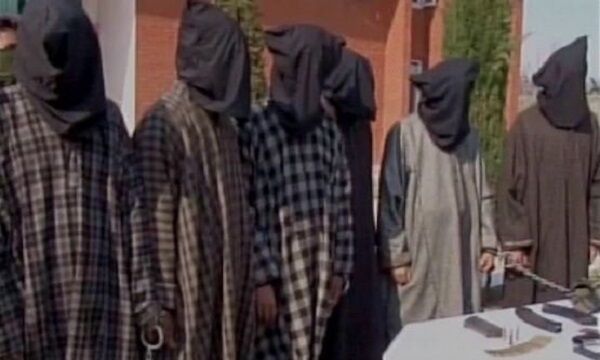 जम्मू-कश्मीर के कुलगाम में हिजबुल मुजाहिद्दीन के 6 आतंकी गिरफ्तार