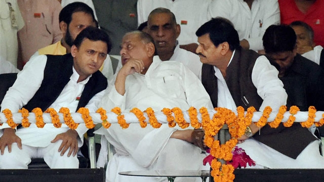 मुलायम सिंह ने अब शाम को सबको सैफई बुलाया, शिवपाल की होगी घर वापसी चर्चा!