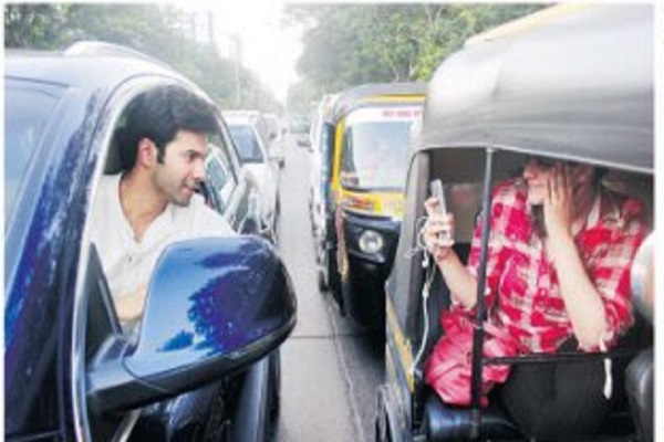 वरुण धवन को महंगा पड़ा सेल्फी लेना, घर तक पहुंची मुंबई ट्रैफिक पुलिस वरुण धवन को महंगा पड़ा सेल्फी लेना, घर तक पहुंची मुंबई ट्रैफिक पुलिस