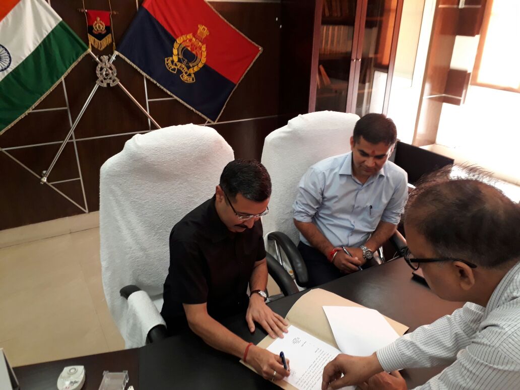 DIG लव कुमार ने दिया नॉएडा एसएसपी अजयपाल शर्मा को चार्ज DIG लव कुमार ने दिया नॉएडा एसएसपी अजयपाल शर्मा को चार्ज