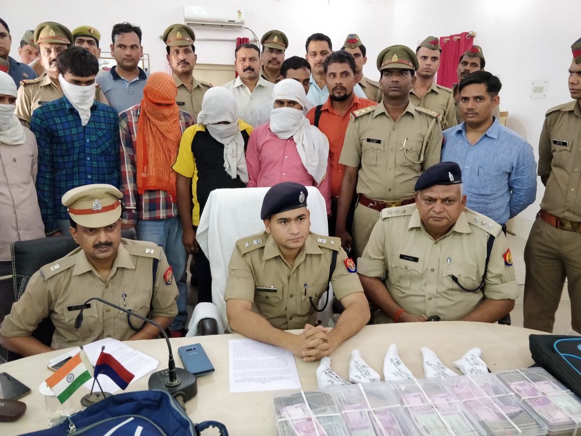 एटा पुलिस का बड़ा खुलासा, पांच लुटेरों से 45 लाख पचास हजार नकद बरामद, लूट में प्रयुक्त बुलेरो भी बरामद