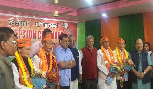 बीजेपी ने मणिपुर में कांग्रेस को दिया बड़ा झटका,चार विधायक हुए शामिल बीजेपी ने मणिपुर में कांग्रेस को दिया बड़ा झटका,चार विधायक हुए शामिल