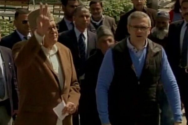 श्रीनगर लोकसभा उपचुनाव में फारूक अब्दुल्ला और उमर अब्दुल्ला ने किया मतदान