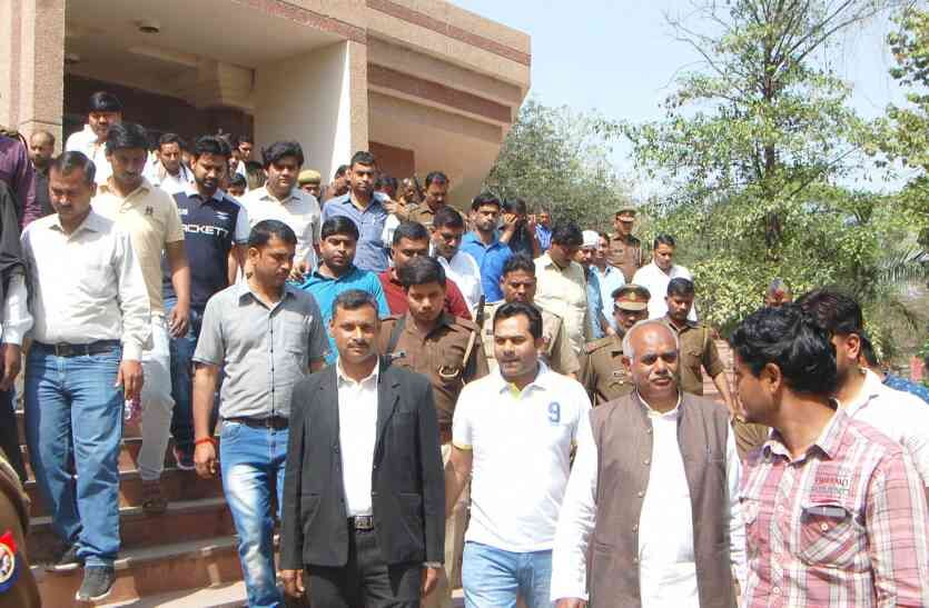 दबंगों ने की युवक की पीट पीट कर हत्या, पुलिस ने मुलायम सिंह के समधी विधायक हरिओम किये गिरफ्तार दबंगों ने की युवक की पीट पीट कर हत्या, पुलिस ने मुलायम सिंह के समधी विधायक हरिओम किये गिरफ्तार