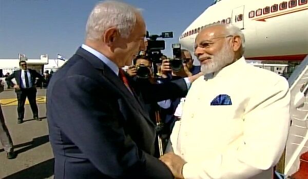 इजरायल पहुंचे पीएम मोदी, प्रोटोकॉल तोड़कर PM नेतन्याहू ने एयरपोर्ट पर किया स्वागत