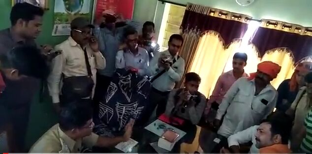 बीजेपी विधायक से सीओ से तीखी नोंक झोंक, देखें वीडियो बीजेपी विधायक से सीओ से तीखी नोंक झोंक, देखें वीडियो