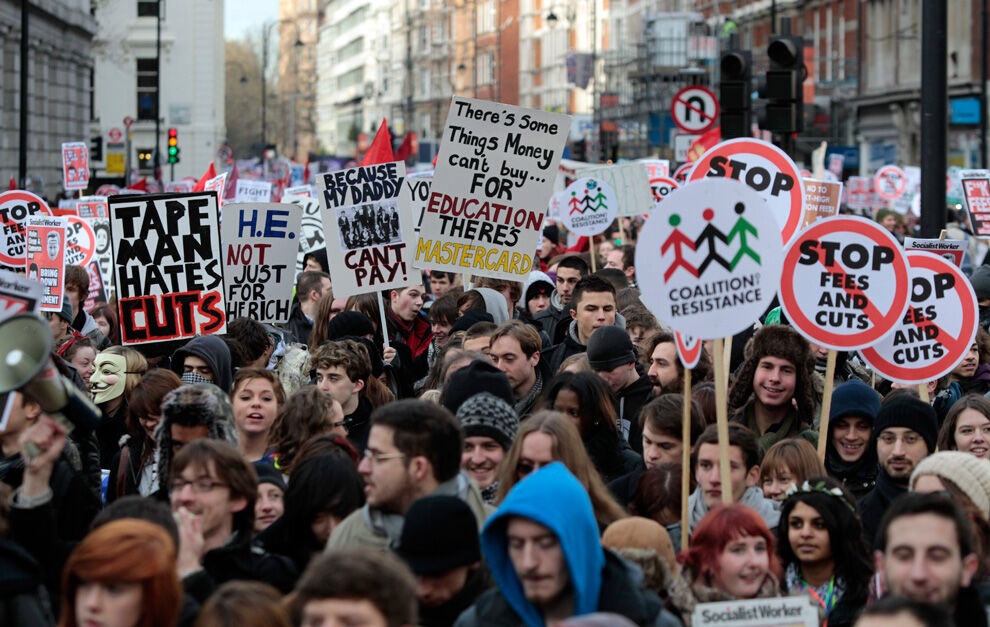 ब्रिटेन में मंहगी पढ़ाई को लेकर संसद के सामने छात्रों का प्रदर्शन