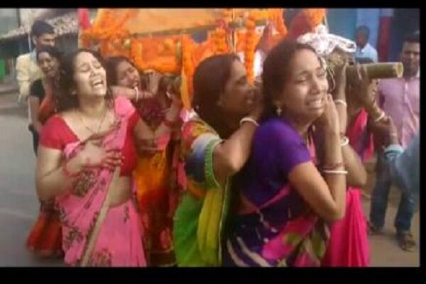 पिता की अर्थी को नौ लड़कियों ने दिया कंधा, देखकर मुहल्ले वाले हुए गमगीन