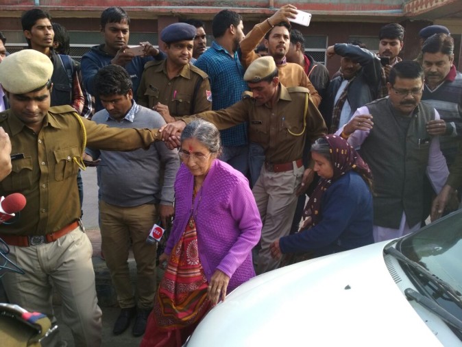 पीएम मोदी की पत्नी जसोदा बेन सडक हादसे में गंभीर घायल, एक की मौत गाडी की उड़े परखच्चे पीएम मोदी की पत्नी जसोदा बेन सडक हादसे में गंभीर घायल, एक की मौत गाडी की उड़े परखच्चे