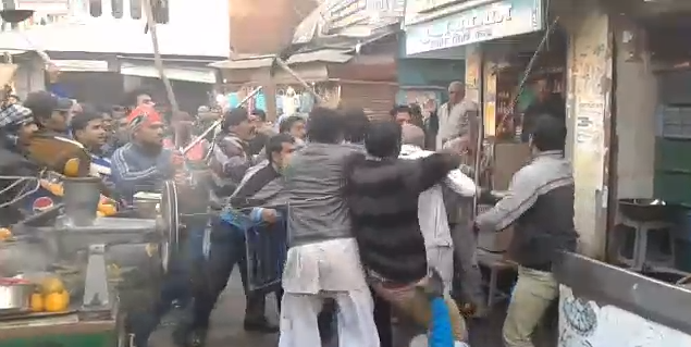 बिजनौर: सफाई कर्मचारियों और व्यापारी के बीच मामूली कहा सुनी को लेकर झाड़ू के डंडे से मारपीट।एक्सक्लूसिव वीडियो