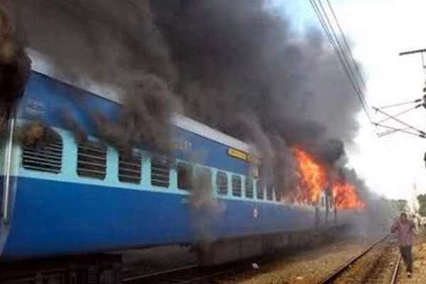 ट्रेन में लगी भीषण आग, यात्रियों ने कूदकर बचाई जान