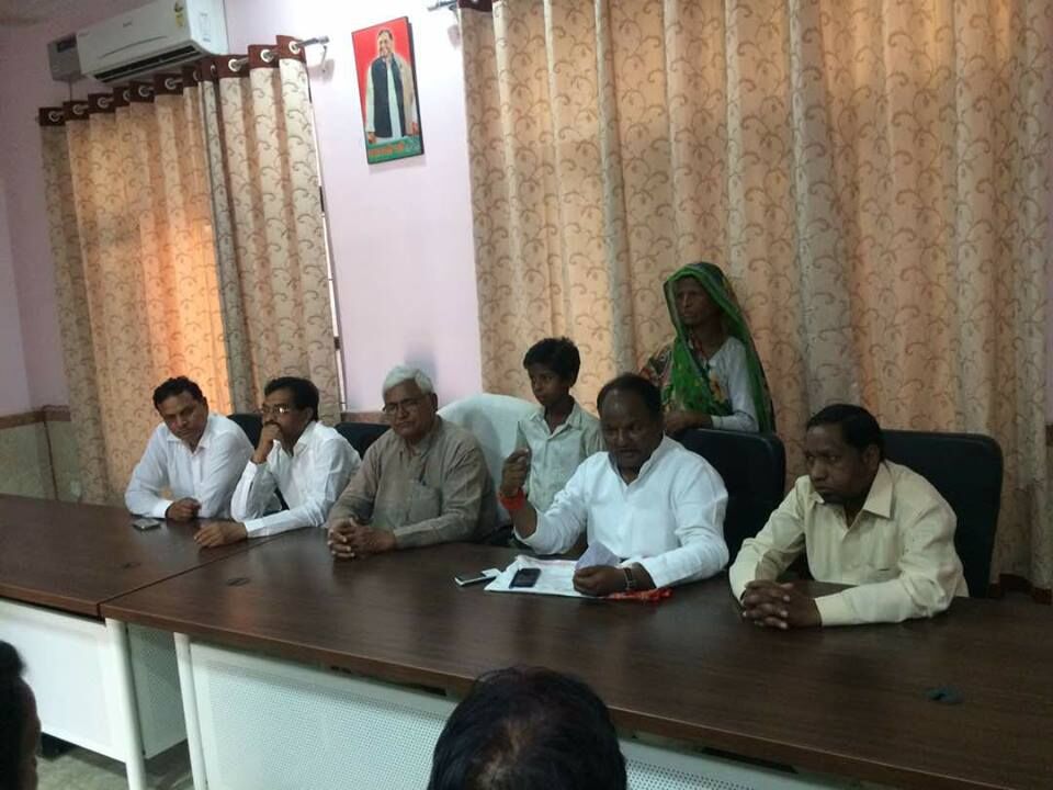 दलित छात्र को निर्वस्त्र करके मुर्गा बनाकर उसकी पीठ पर ईंटे लादीं - विधायक ब्रजेश कठेरिया दलित छात्र को निर्वस्त्र करके मुर्गा बनाकर उसकी पीठ पर ईंटे लादीं - विधायक ब्रजेश कठेरिया