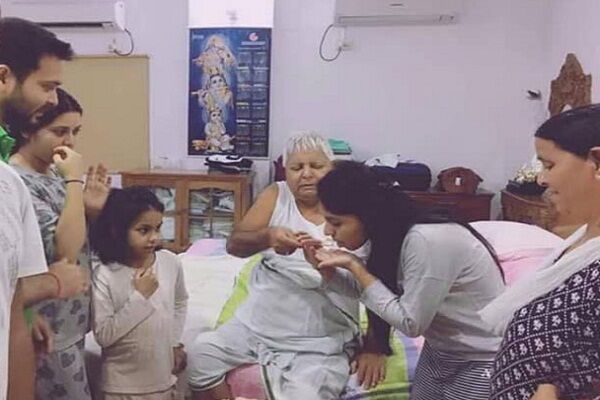 70 के हुए लालू यादव, परिवार के साथ रात 12 बजे काटा बर्थ डे केक