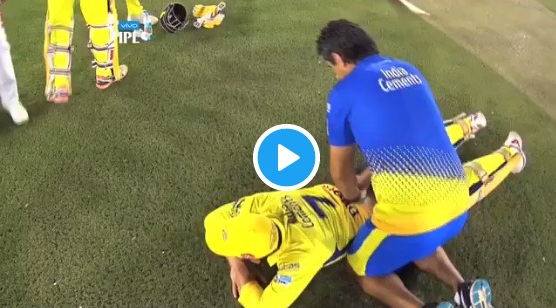 मैदान पर मसाज कराते धोनी का VIDEO हुआ वायरल, मौज लेते दिखे युवराज! आपने देखा क्या?