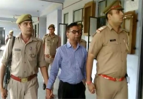 नोएडा ऑथोरिटी घोटाले में पीसी गुप्ता ने खोले कई अहम राज, ये अधिकारी भी हुए गायब नोएडा ऑथोरिटी घोटाले में पीसी गुप्ता ने खोले कई अहम राज, ये अधिकारी भी हुए गायब