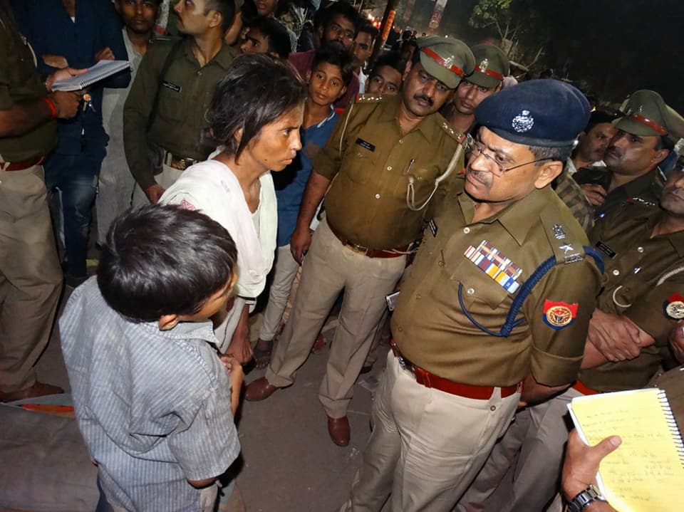 महिला की व्यथा सुन एसएसपी हुए भावुक, और फिर सोच में पड़े आखिर ..? महिला की व्यथा सुन एसएसपी हुए भावुक, और फिर सोच में पड़े आखिर ..?