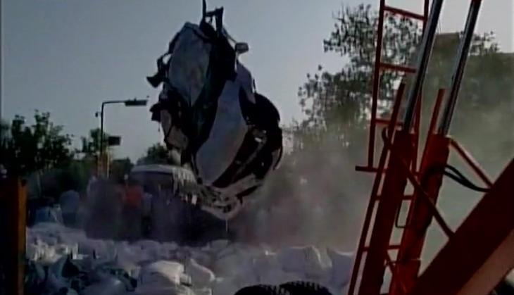 जयपुर में नमक से भरा ट्रक कार पर गिरा, 5 की मौत, तस्वीरें देख विचलित हो जाएंगे!