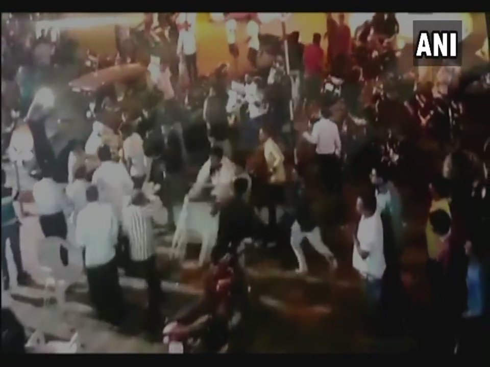 गुजरात में बीजेपी विधायक के दफ्तर में घुसी भीड़, तोड़फोड़ और हंगामा मचाया गुजरात में बीजेपी विधायक के दफ्तर में घुसी भीड़, तोड़फोड़ और हंगामा मचाया