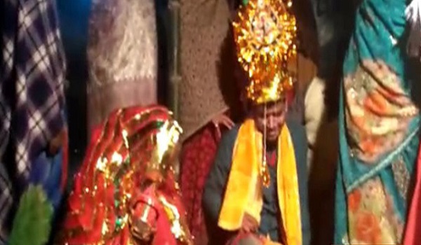 एक विवाह ऐसा भी जहां शादी के दौरान मंडप पर दूल्हा फुट-फूटकर रोया, वीडियो वायरल