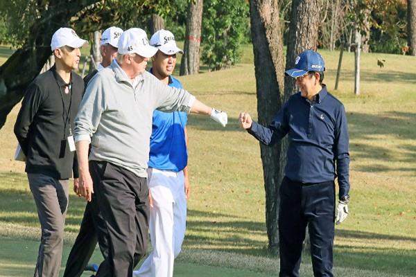 जब डोनाल्ड ट्रंप के साथ गोल्फ खेलते हुए गड्ढे में गिरे जापानी PM शिंजो आबे, वीडियो वायरल