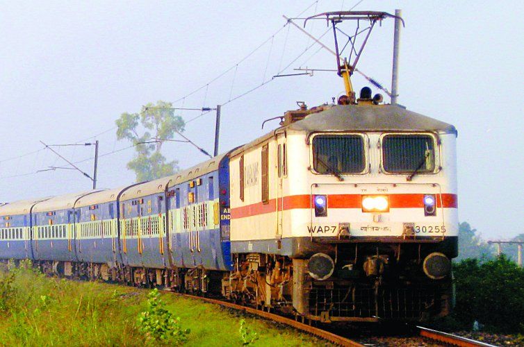 बरेली में तीन लोंगों की ट्रेन से कटकर मौत