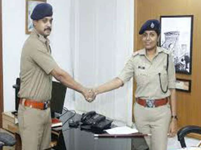 जब आईपीएस पत्नी ने चार्ज लिया पति से तो....