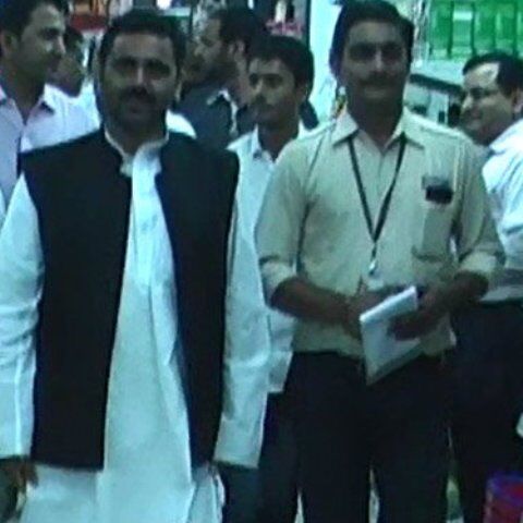 अखिलेश सरकार में फर्जी राज्यमंत्री बनकर ठगने वाला रिहान गिरफ्तार!
