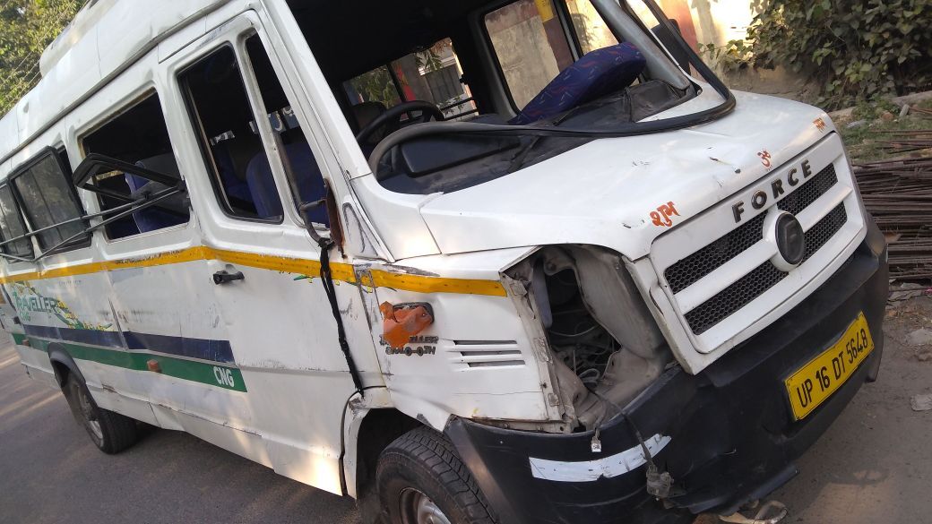 नॉएडा में स्कूली बस पलटी, सभी बच्चे सुरक्षित