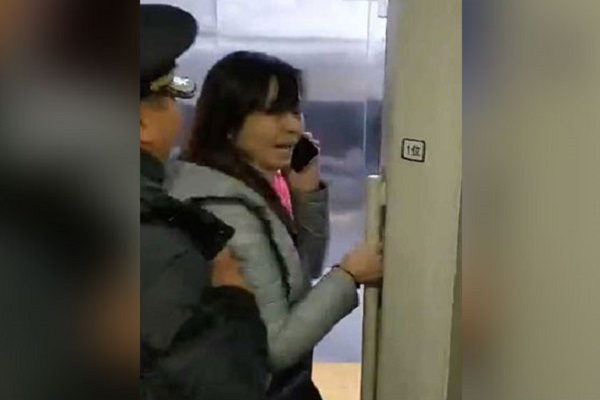 देखें VIDEO: पति के लिए महिला ने इस तरह रोकी हाई स्पीड ट्रेन, फिर...