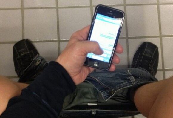 क्या आप बाथरूम में मोवाइल ले जाते है?