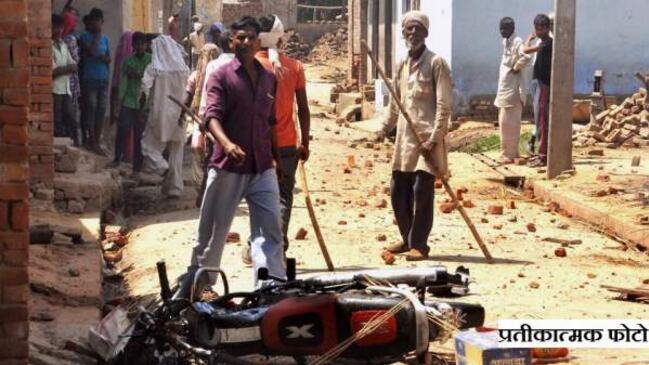 अलीगढ़ में हुई ठाकुर बनाम दलित लड़ाई, पत्थरवाजी में 10 दलित घायल अलीगढ़ में हुई ठाकुर बनाम दलित लड़ाई, पत्थरवाजी में 10 दलित घायल