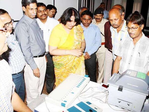 EVM विवाद : दो अधिकारियों का तबादला, चुनाव आयोग ने नए नामों के लिए मांगे सुझाव