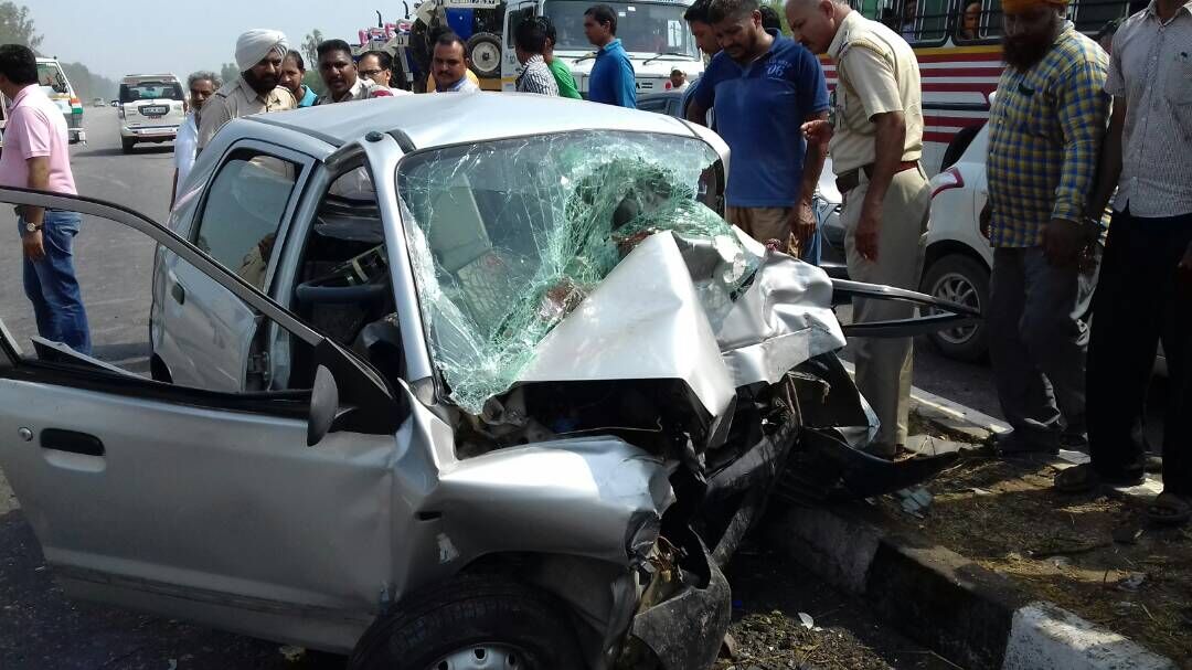 जीटी रोड पर हादसा, गाडी के उड़े परखच्चे, एक की मौत जीटी रोड पर हादसा, गाडी के उड़े परखच्चे, एक की मौत