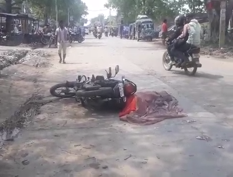 देखिये फिर मानवता हुई तार तार, किस तरह देखकर बढ़ते गये लोग और उस महिला ने तोड़ दी दम